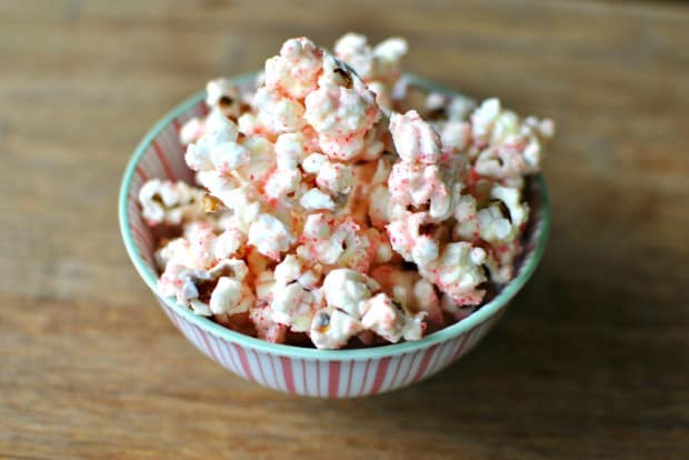White-Chocolate-Peppermint-Popcorn-02--620x414
