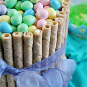 This #Easter Basket #Cake comes together in less than 30 minutes and will be a sure show stopper at your Easter festivities!