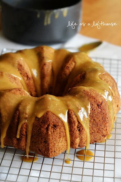 caramel apple pound cake