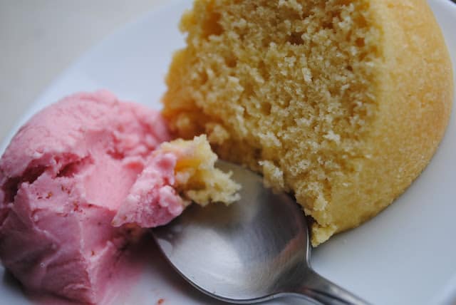 golden pound cake with strawberry ice cream