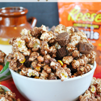 Easy Reese's Popcorn Munch | www.somethingswanky.com #recipes #popcorn