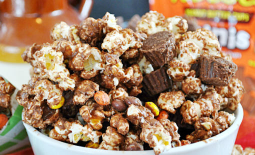 Easy Reese's Popcorn Munch | www.somethingswanky.com #recipes #popcorn