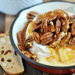 Pecan Praline Baked Brie | www.somethingswanky.com