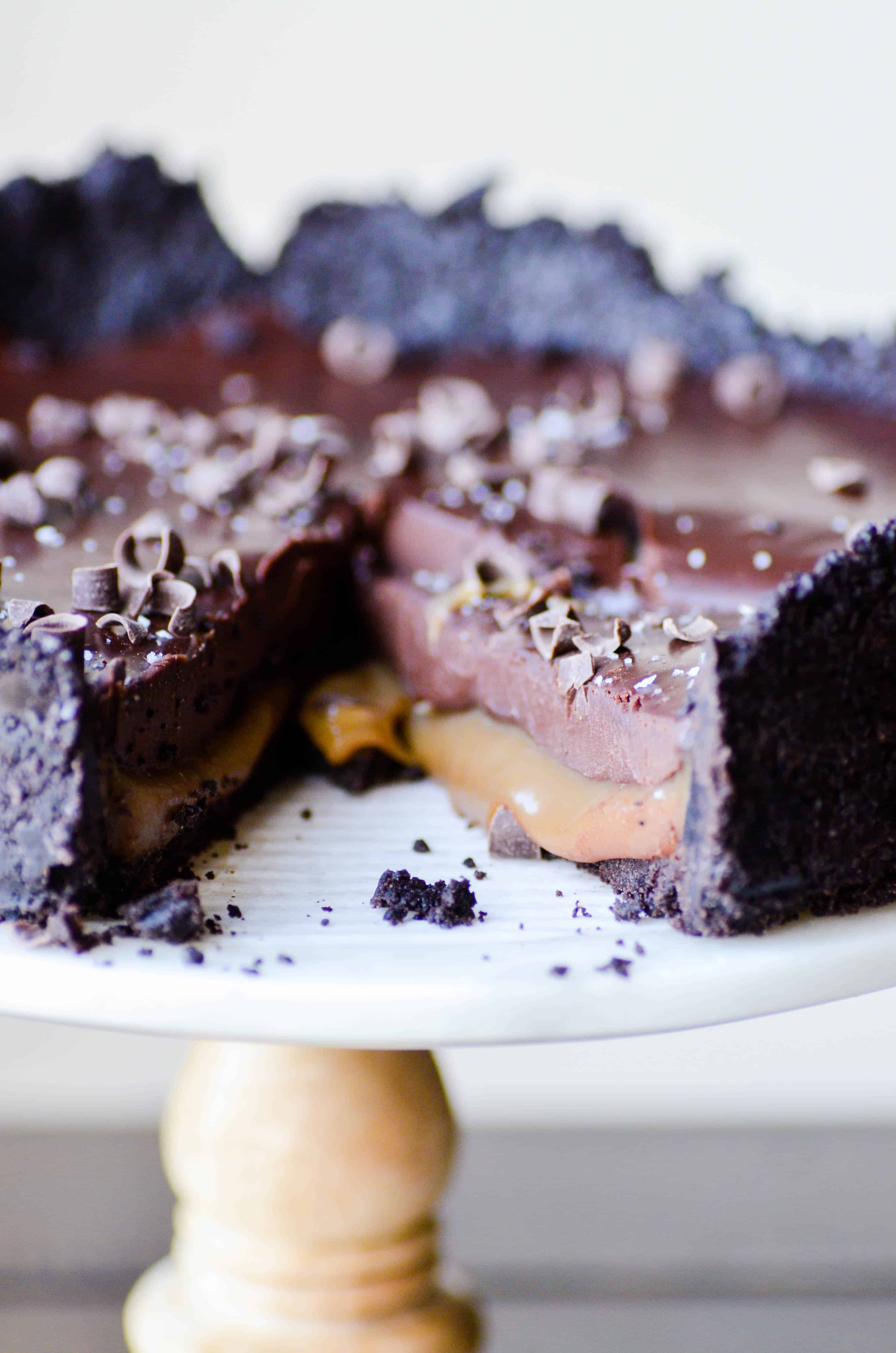 This Chocolate & Salted Caramel Pie is absolutely sinful! A delicious no-bake Oreo crust filled with a gooey layer of EASY homemade salted caramel topped with a silky chocolate ganache.