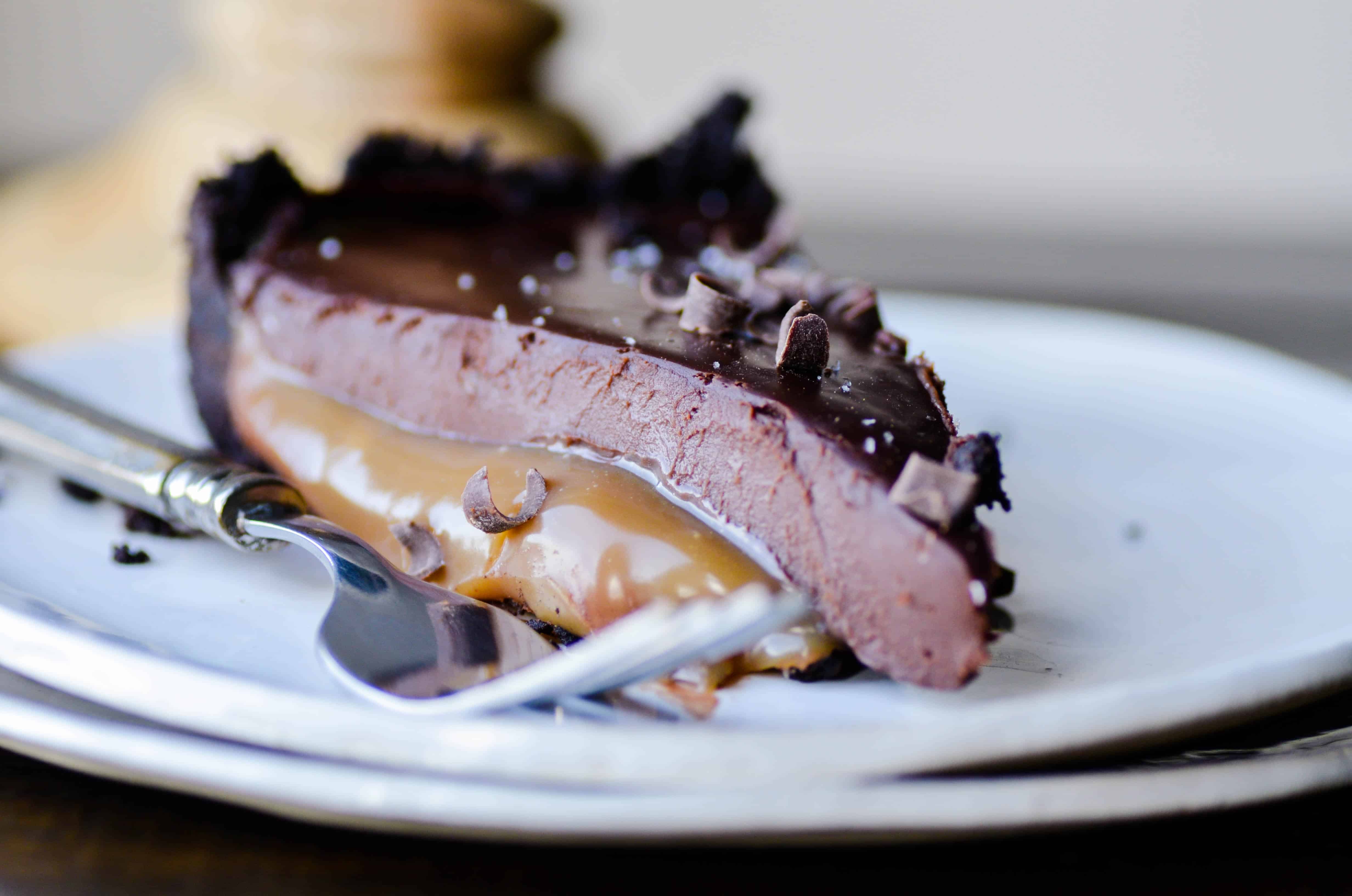 This Chocolate & Salted Caramel Pie is absolutely sinful! A delicious no-bake Oreo crust filled with a gooey layer of EASY homemade salted caramel topped with a silky chocolate ganache.