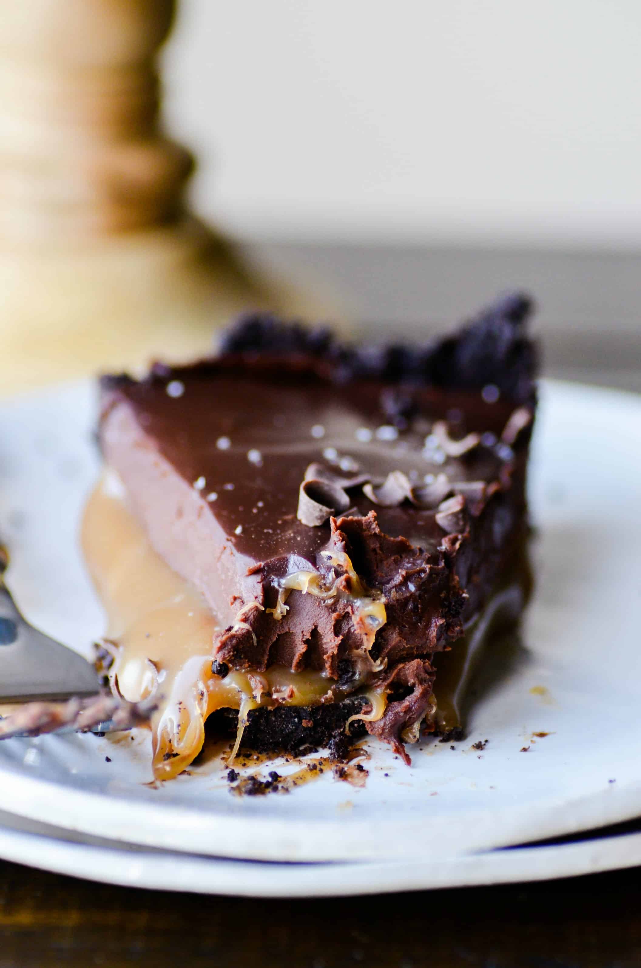 This Chocolate & Salted Caramel Pie is absolutely sinful! A delicious no-bake Oreo crust filled with a gooey layer of EASY homemade salted caramel topped with a silky chocolate ganache.