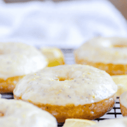 These Baked Lemon Poppyseed Donuts were utterly AMAZING. It's sunny summer perfection in a donut 👌🏻.