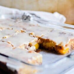 This peach cinnamon cake is a cross between peach cobbler and cinnamon rolls, and it’s absolutely amazing!