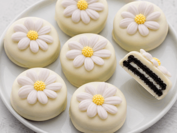 White Chocolate Covered Oreo Flowers: Dipped Cookie Fun