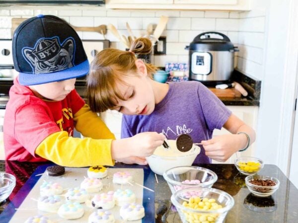 White Chocolate Covered Oreo Flowers: Dipped Cookie Fun