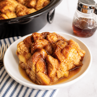 This french toast casserole crockpot recipe is your new fave lazy morning breakfast! Custardy, warm & totally dreamy. So easy!