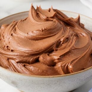 This Chocolate Peanut Butter Frosting is creamy, dreamy & so easy to make! It pipes like a dream & tastes absolutely ah-mazing. You HAVE to try this! 🍫🥜