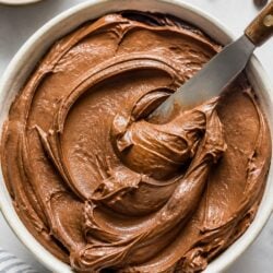 This Chocolate Peanut Butter Frosting is creamy, dreamy & so easy to make! It pipes like a dream & tastes absolutely ah-mazing. You HAVE to try this! 🍫🥜