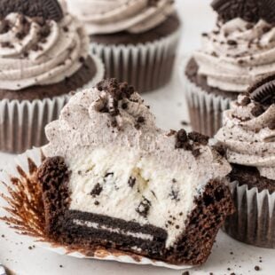 These Cookies & Cream Stuffed Cupcakes are moist, dreamy & loaded with Oreo goodness! You're going to absolutely have to make these! 🍪