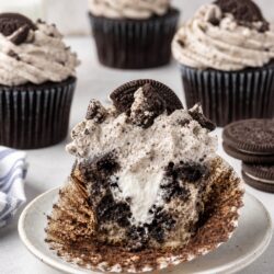 These Cookies & Cream Stuffed Cupcakes are moist, dreamy & loaded with Oreo goodness! You're going to absolutely have to make these! 🍪