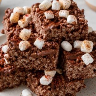 These Mexican Hot Chocolate Rice Krispie Treats are gooey, chocolatey & spiced with cinnamon. The coziest treat you'll make all winter! 🍫