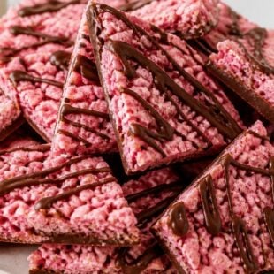 Make this Pink Chocolate Krispies Bark for Valentine's Day! It's so easy, totally dreamy, and comes together in minutes. You'll love it! 💕
