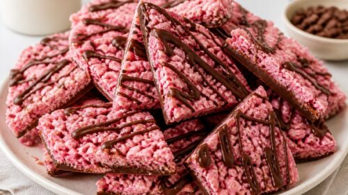 Make this Pink Chocolate Krispies Bark for Valentine's Day! It's so easy, totally dreamy, and comes together in minutes. You'll love it! 💕