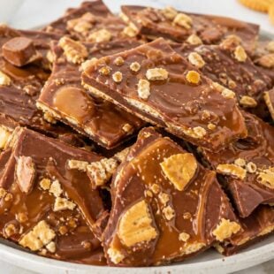 This Ritz Rolo Bark Recipe is the easiest, dreamiest salty-sweet treat ever! Chocolate, caramel & crackers in just 5 minutes. You have to make this! 🍫