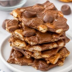 This Ritz Rolo Bark Recipe is the easiest, dreamiest salty-sweet treat ever! Chocolate, caramel & crackers in just 5 minutes. You have to make this! 🍫