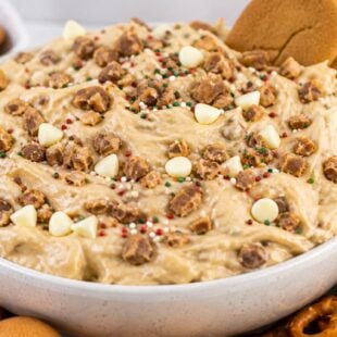 This White Chocolate Toffee Doodle Cookie Dough Dip is creamy, dreamy & ready in 10 minutes! Perfect for any party. Grab your graham crackers & dig in!