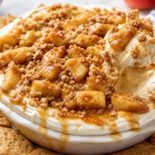 This easy apple pie dip has all the cozy fall flavors you love — warm spices, tender apples & the perfect dippers. Make it today! 🍎