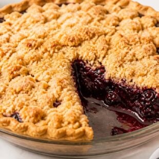 This blackberry crumb pie is bursting with juicy berries & topped with a buttery crumble. It's the ultimate summer dessert! 🫐