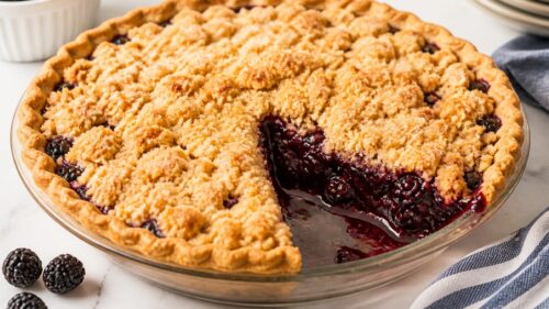 This blackberry crumb pie is bursting with juicy berries & topped with a buttery crumble. It's the ultimate summer dessert! 🫐
