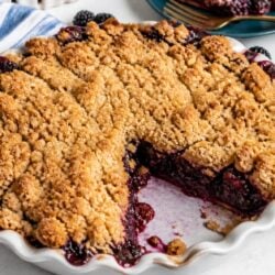 This blackberry crumb pie is bursting with juicy berries & topped with a buttery crumble. It's the ultimate summer dessert! 🫐