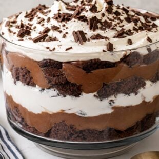 Try grandma's famous chocolate trifle recipe! Layers of cake, pudding, Cool Whip & Heath bits make this dreamy dessert totally irresistible. 😍