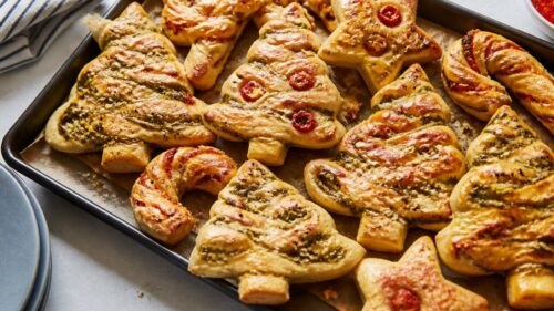 These Christmas shaped rolls are SO fun and festive! Use a cookie cutter to make adorable holiday dinner rolls everyone will love. 🎄