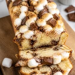 This s'mores bread is gooey, chocolaty, and absolutely dreamy! Graham crackers, marshmallows & chocolate in one irresistible loaf. 🍫🔥