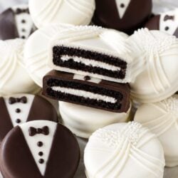 These Bride & Groom Oreos are the CUTEST wedding treat ever! So easy to make and absolutely perfect as a dreamy, delicious wedding favor! 🍪💍