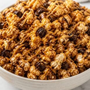 This Caramel Caribou Popcorn is a dreamy, crunchy copycat treat loaded with caramel, cashews & chocolate. You HAVE to make this!