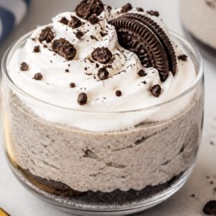This Cookies & Cream Pudding Mousse is creamy, dreamy & so easy! No bake, foolproof, and totally delicious. You HAVE to make this! 🍪