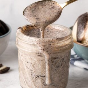 This Cookies & Cream Sundae Sauce is creamy, gooey & SO easy to make! Drizzle it over ice cream for the ultimate indulgent treat. 🍦