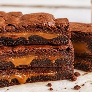 These Edges Only Caramel Filled Brownies are gooey, fudgy, and totally irresistible! Every single bite is pure caramel-chocolate magic. 🍫