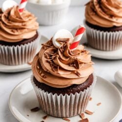 These Skinny Frozen Hot Chocolate Cupcakes are SO dreamy, totally lightened-up, and you guys HAVE to make them! 🍫😍