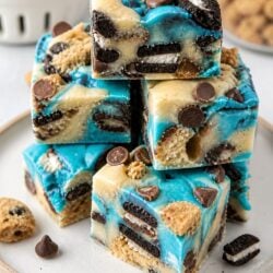 This creamy cookie monster fudge is SO dreamy — blue, loaded with Oreos and chocolate chip cookies, and ridiculously easy to make! 💙