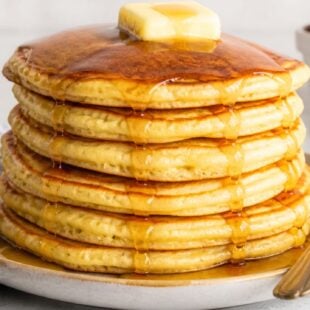 Craving fluffy, golden diner pancakes at home? This diner pancake recipe is foolproof, dreamy, and totally ah-mazing. Let's make a stack! 🥞