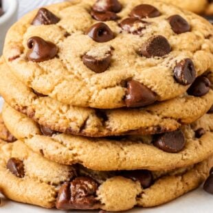Try Hershey's chocolate chip cookie recipe for crispy edges, gooey centers & buttery flavor. So easy, so dreamy — you HAVE to make these! 🍪