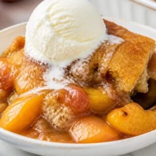 Craving something gooey and dreamy? Paula Deen peach cobbler is the foolproof Southern dessert you absolutely have to make this summer! 🍑