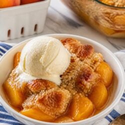 Craving something gooey and dreamy? Paula Deen peach cobbler is the foolproof Southern dessert you absolutely have to make this summer! 🍑