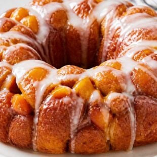 This peach monkey bread is gooey, dreamy pull-apart perfection loaded with juicy peaches — your new summer breakfast obsession! 🍑
