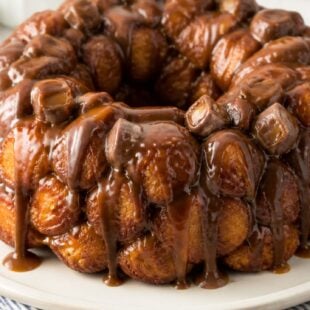 This rolo monkey bread is gooey, chocolatey, and SO easy to make! Pull-apart perfection that'll have everyone begging for the recipe. 🍫