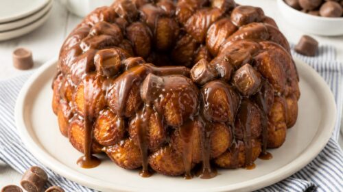 This rolo monkey bread is gooey, chocolatey, and SO easy to make! Pull-apart perfection that'll have everyone begging for the recipe. 🍫