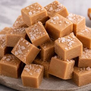 This salted caramel fudge recipe is SO easy and absolutely delicious! Sweet, salty, creamy, and perfect for gifting. You HAVE to make this! 🎄