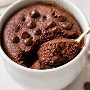 This weight watchers mug cake is a dreamy single-serving treat ready in 1 minute! So easy, so delicious — you absolutely have to try it! 🎂