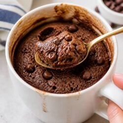 This weight watchers mug cake is a dreamy single-serving treat ready in 1 minute! So easy, so delicious — you absolutely have to try it! 🎂