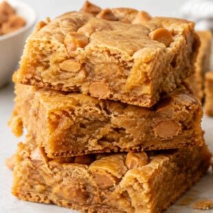Chewy, fudgy butterscotch blondies with crackly tops and gooey centers — no mixer needed! Easy, dreamy, and ready in no time. 🍯